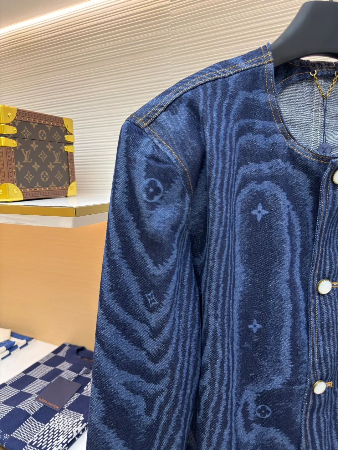 LOUISVUITTON tree pattern denim jacket ●Authentic product: Purchased and developed by 29165 ●Item number: 1680103-B85 ●Fabric: denim fabric ●Technology: printing production ●Version: fitted version ●Weight: about 910 grams ●Size: 46-48-50-52 ●Description: The upper body effect refers to the FW25 early autumn men's series collarless denim rivet full-width logo printed long-sleeved denim jacket for men in blue. This collarless jacket is paved with denim cloth with the LV Moiré pattern, and the Monogram logo is implicitly integrated into it, creating a silky texture. The Marque L.Vuitton DéPosée nubuck label rests on the back for a modern look paired with matching jeans. The overall wiring is straight and delicate, the fabric is comfortable and soft, and the color is consistent without color difference. It can be matched with the same style to create a fashionable look and control various occasions. Customized accessories, complete with three standards, same style for men and women!